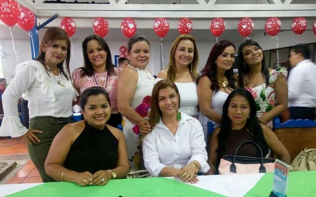 GDN Ltda. ofreció un almuerzo en honor a su equipo de colaboradoras. Norma Arguello, Nubia Rojas y Mónica García, están sentadas. De pie: Carolina Castro, Claudia Medina, Carmen Sterling, Tatiana Quintero de Rincón, María Gutiérrez y Lina Pérez.